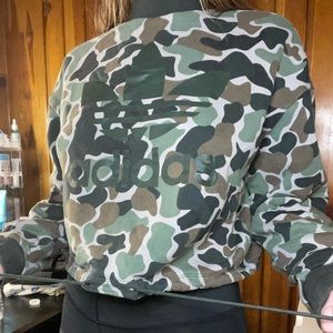ADIDAS CAMO TURTLE NECK CROPPED SWEATSHIRT size L